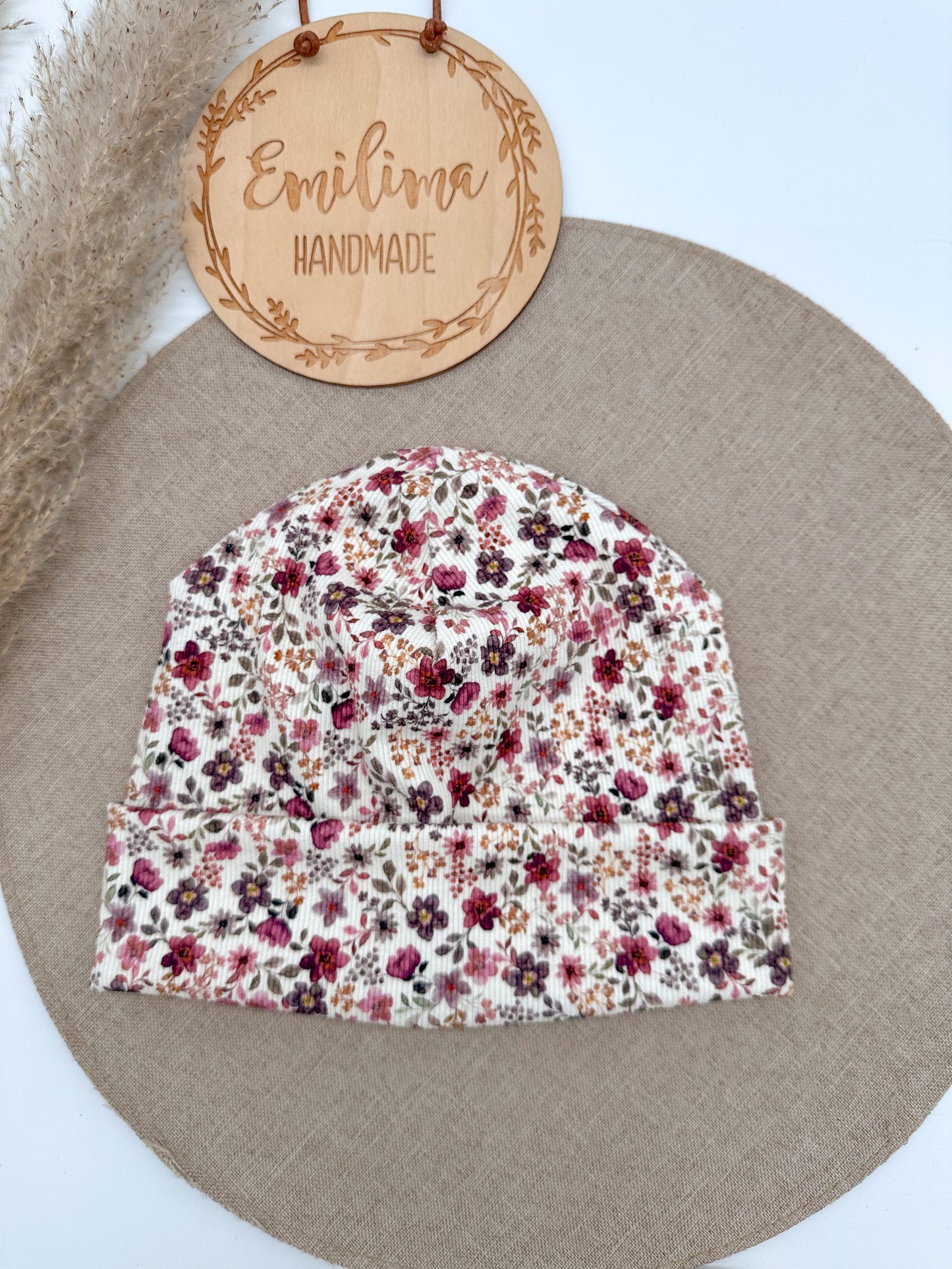 Hipster Beanie Blumenwiese Bordeaux Rippenjersey Übergangsmütze