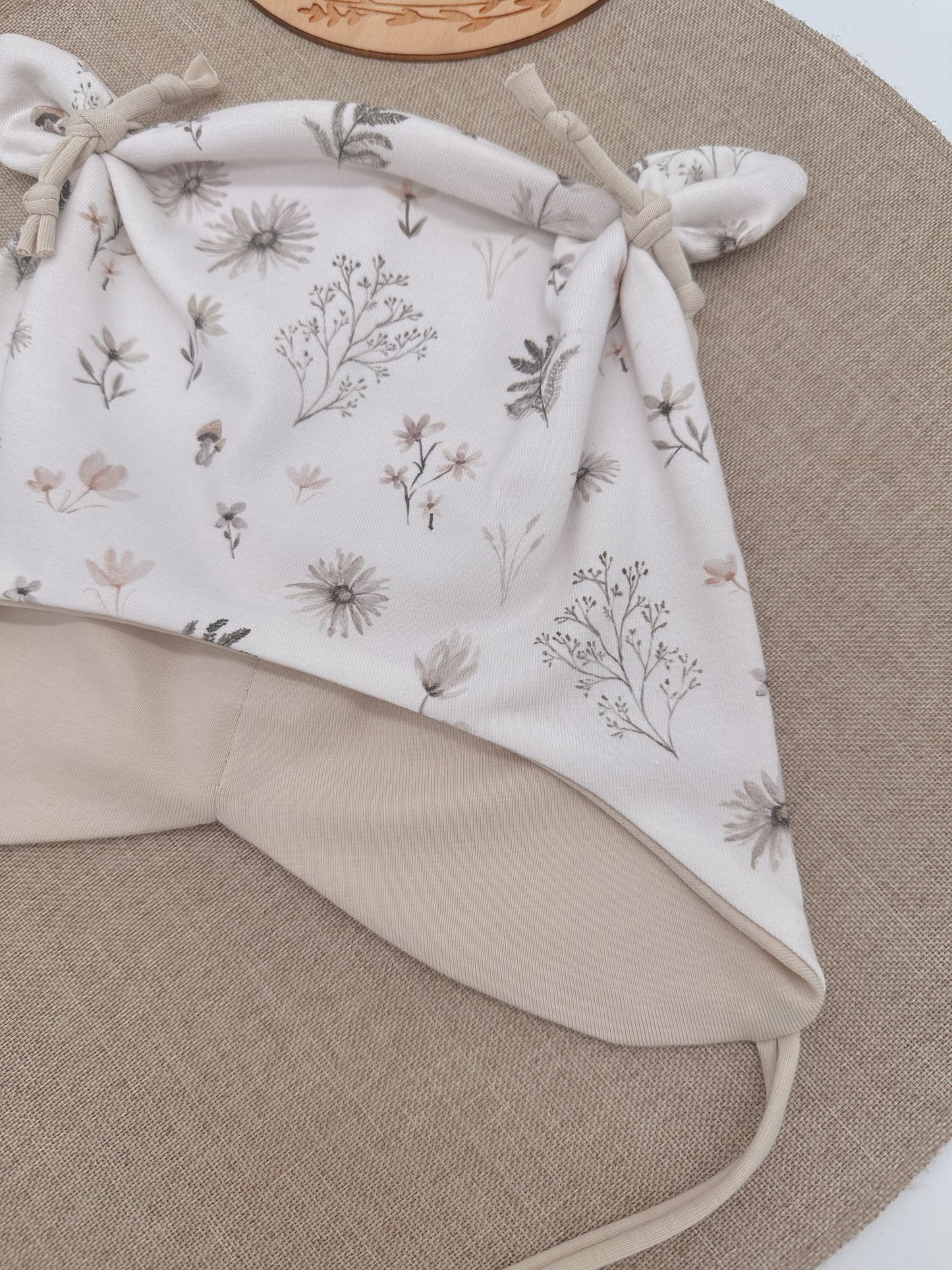 Mütze Öhrchenmütze Herbstblumen Baby Übergangsmütze