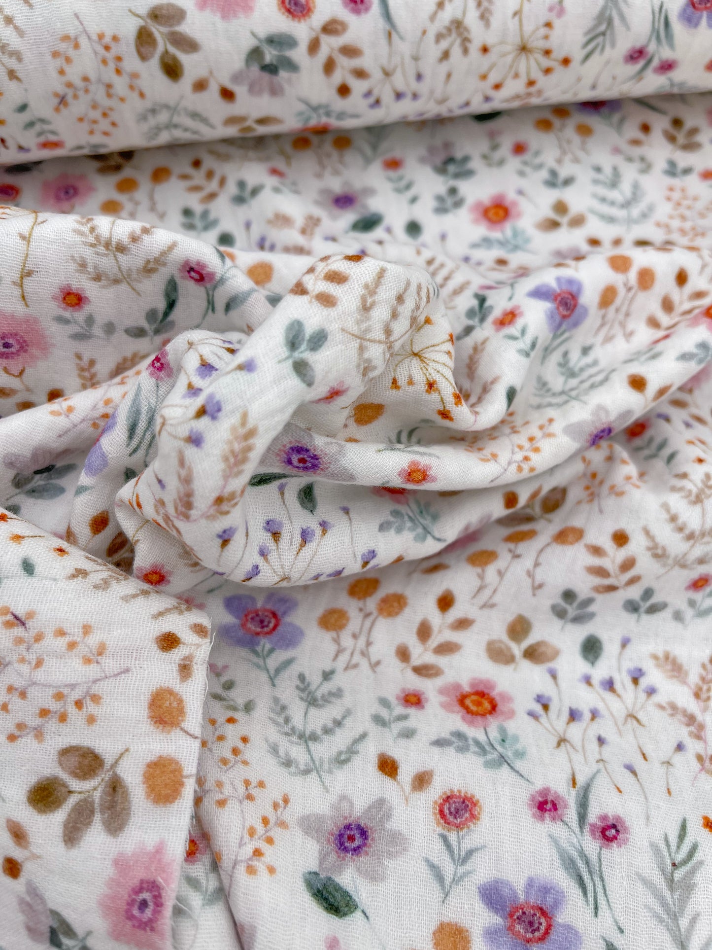 Meterware Musselin Baumwollmusselin Double gauze Stoff mit Digitaldruck und bunten Frühlingsblumen Muster