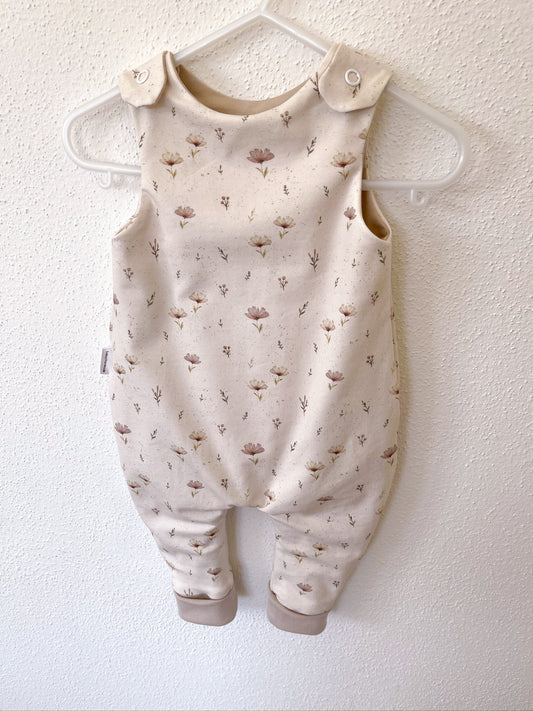 Baby Strampler mit Boho Flowers Motiv Sand