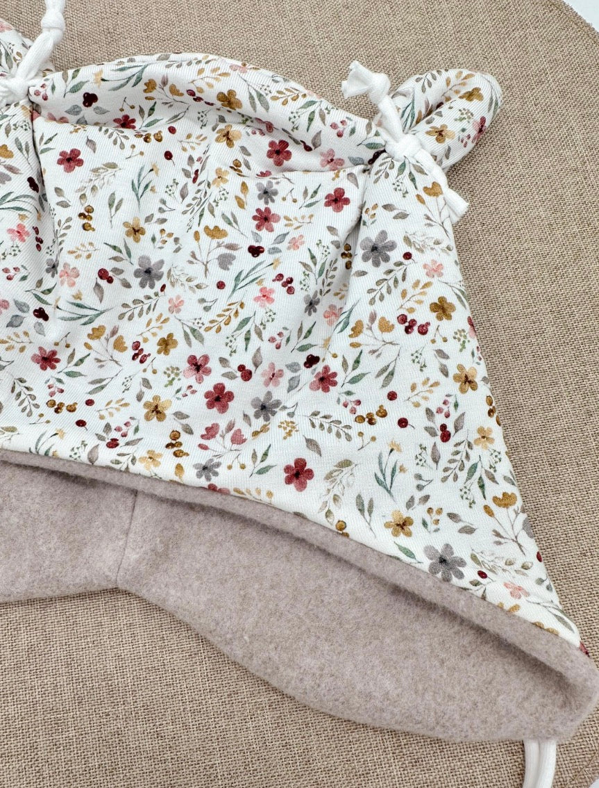 Öhrchenmütze bunte Blümchen weiß