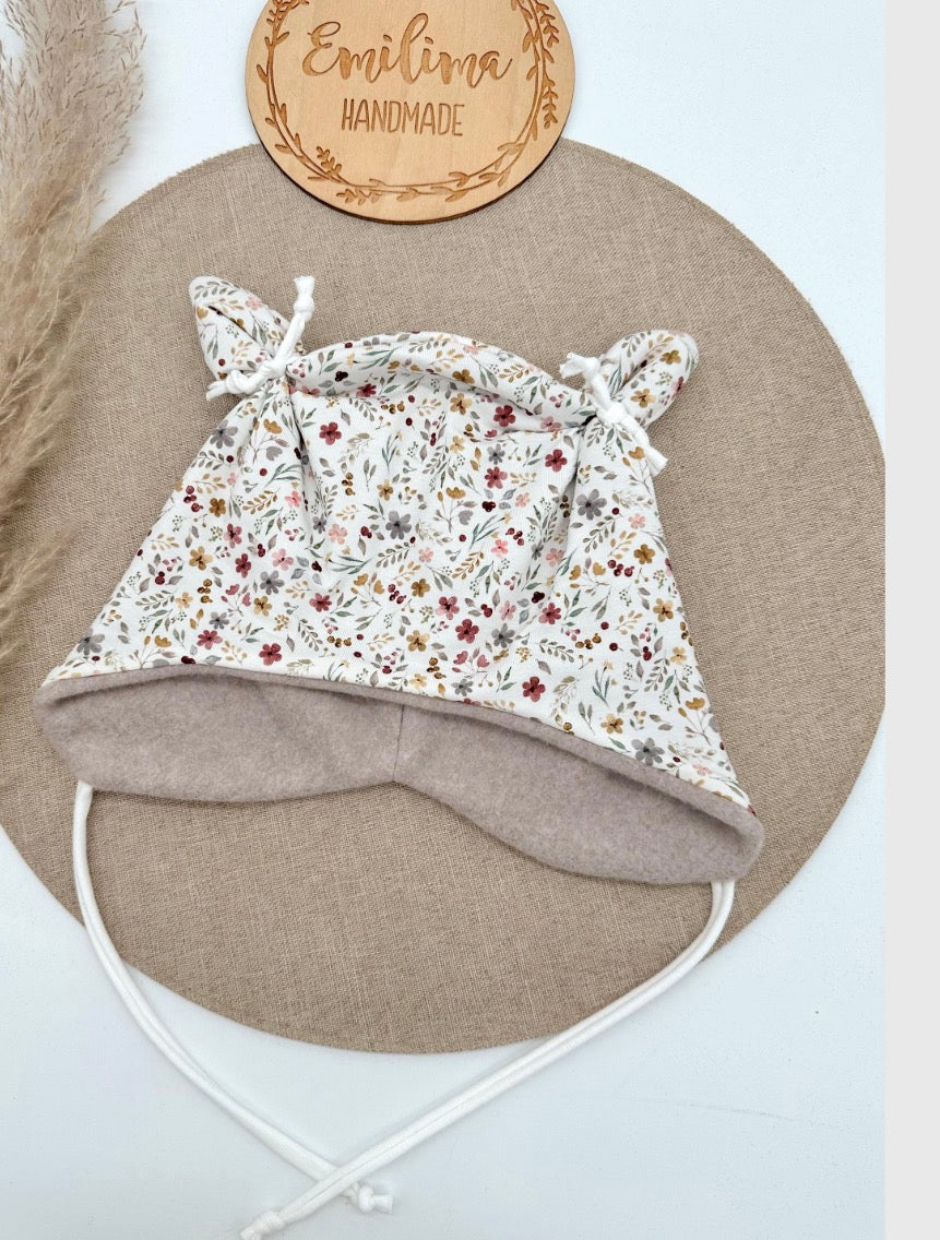 Öhrchenmütze bunte Blümchen weiß