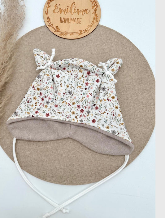 Öhrchenmütze bunte Blümchen weiß