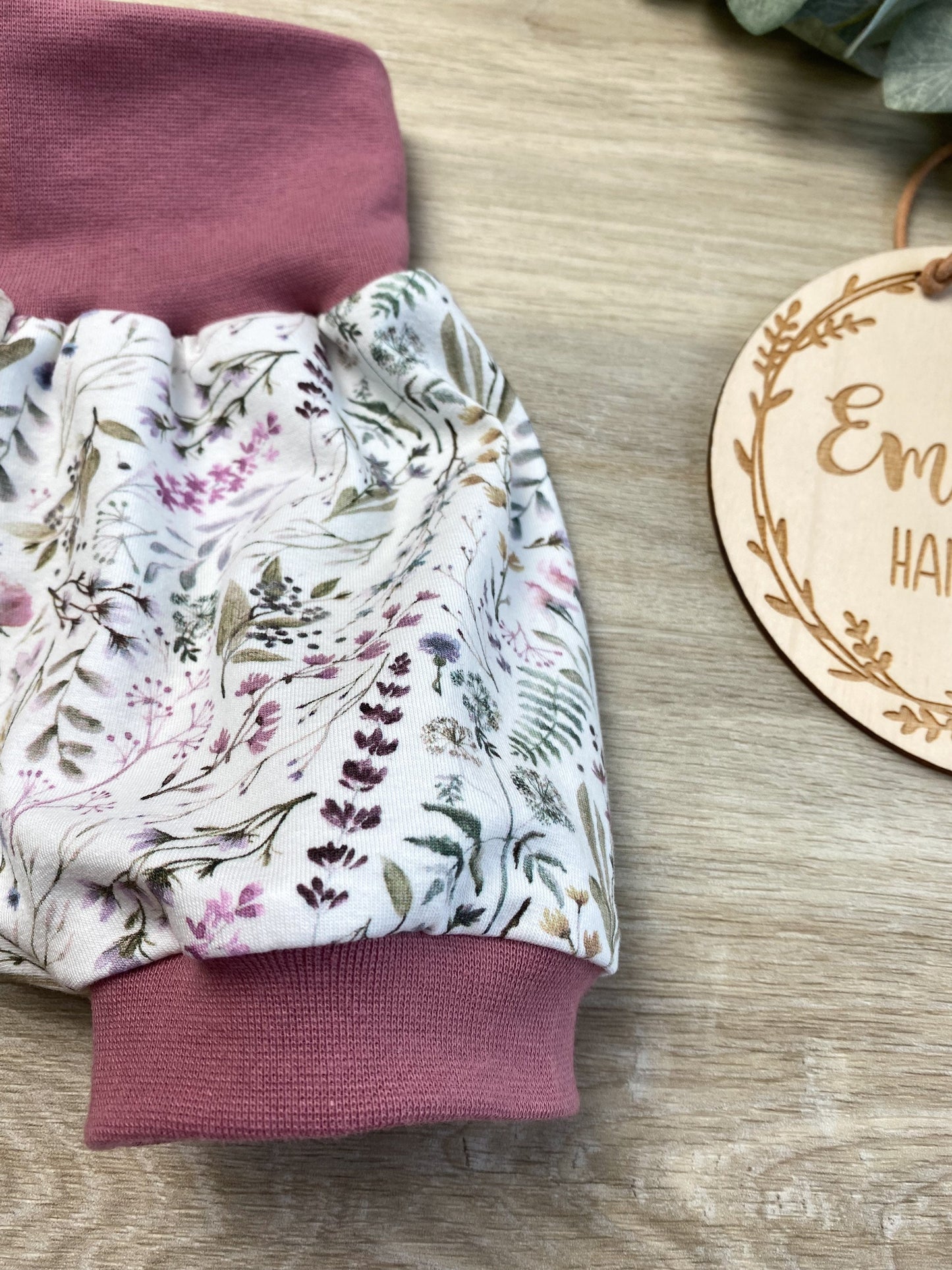 Kurze Pumphose Babyhose Blumen und Gräser altrosa Blumen Mädchen